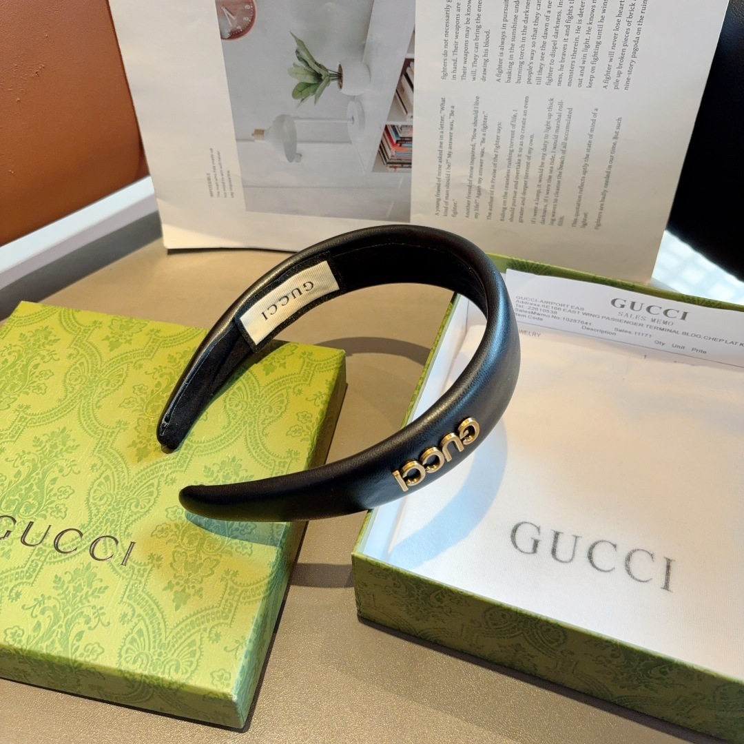 配包装
Gucci 古奇 新款时尚风羊皮发箍,欧美大牌头箍,网红最新款来袭💕时尚百搭,女神必入!