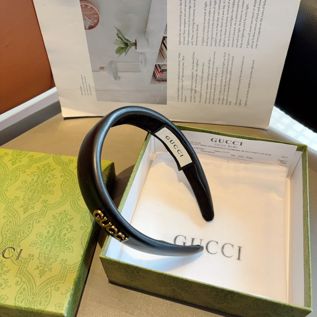 配包装
Gucci 古奇 新款时尚风羊皮发箍,欧美大牌头箍,网红最新款来袭💕时尚百搭,女神必入!