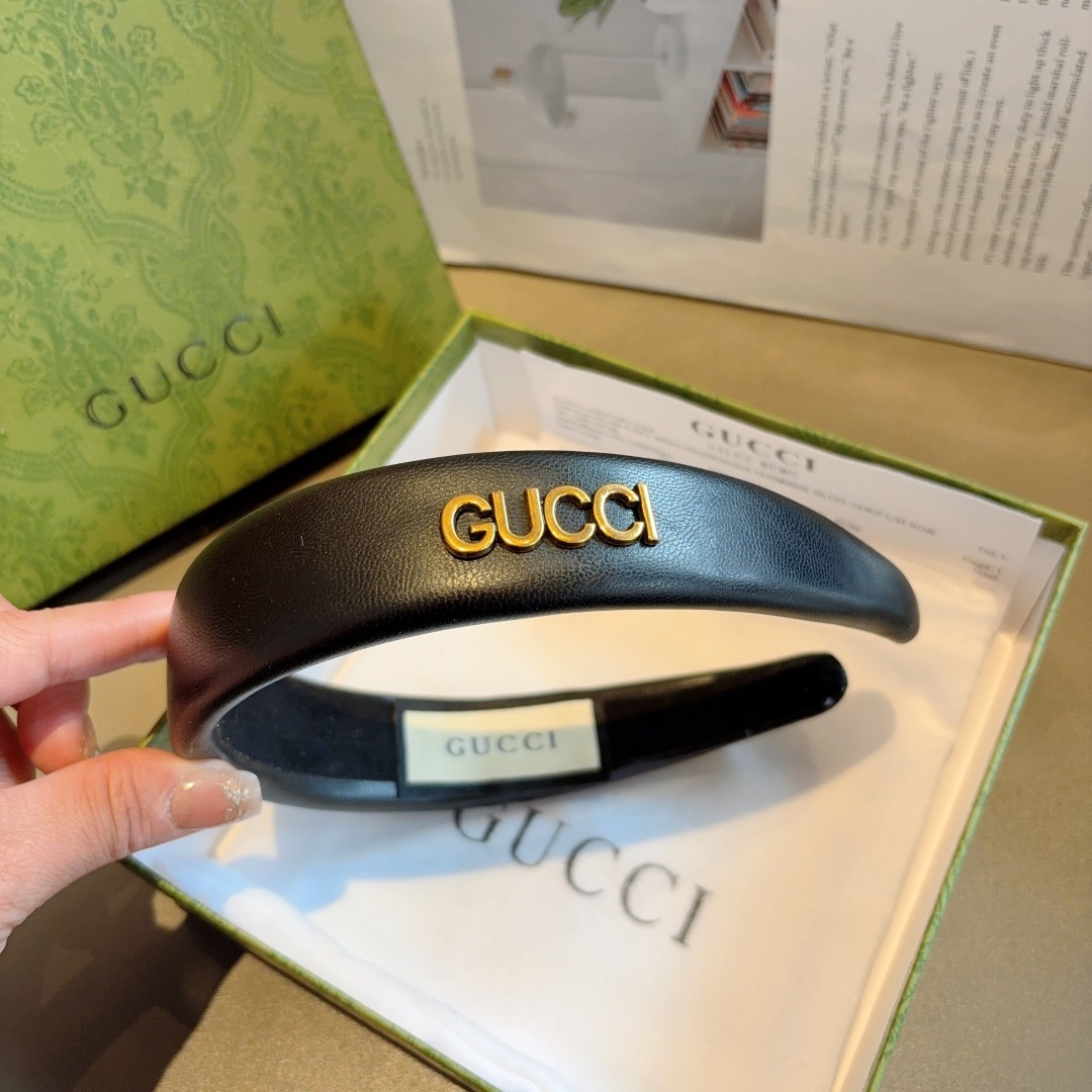 配包装
Gucci 古奇 新款时尚风羊皮发箍,欧美大牌头箍,网红最新款来袭💕时尚百搭,女神必入!