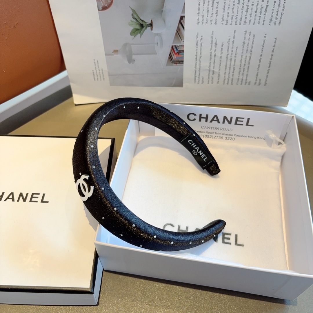 配包装
CHANEL（香奈儿）新款小香发箍，时尚巨显脸型头箍，网红爆款推荐 搭配高端双Ｃlogo ，超精