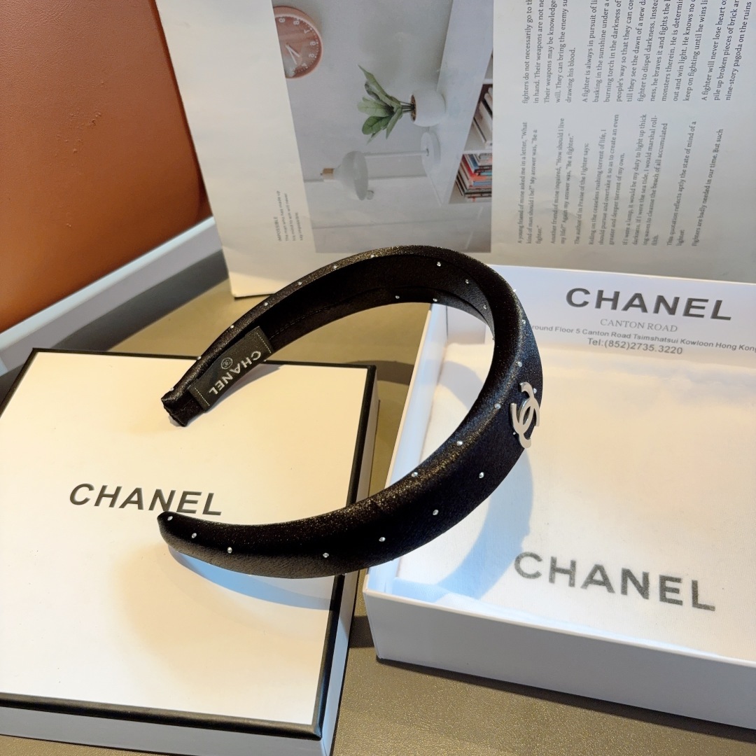 配包装
CHANEL（香奈儿）新款小香发箍，时尚巨显脸型头箍，网红爆款推荐 搭配高端双Ｃlogo ，超精
