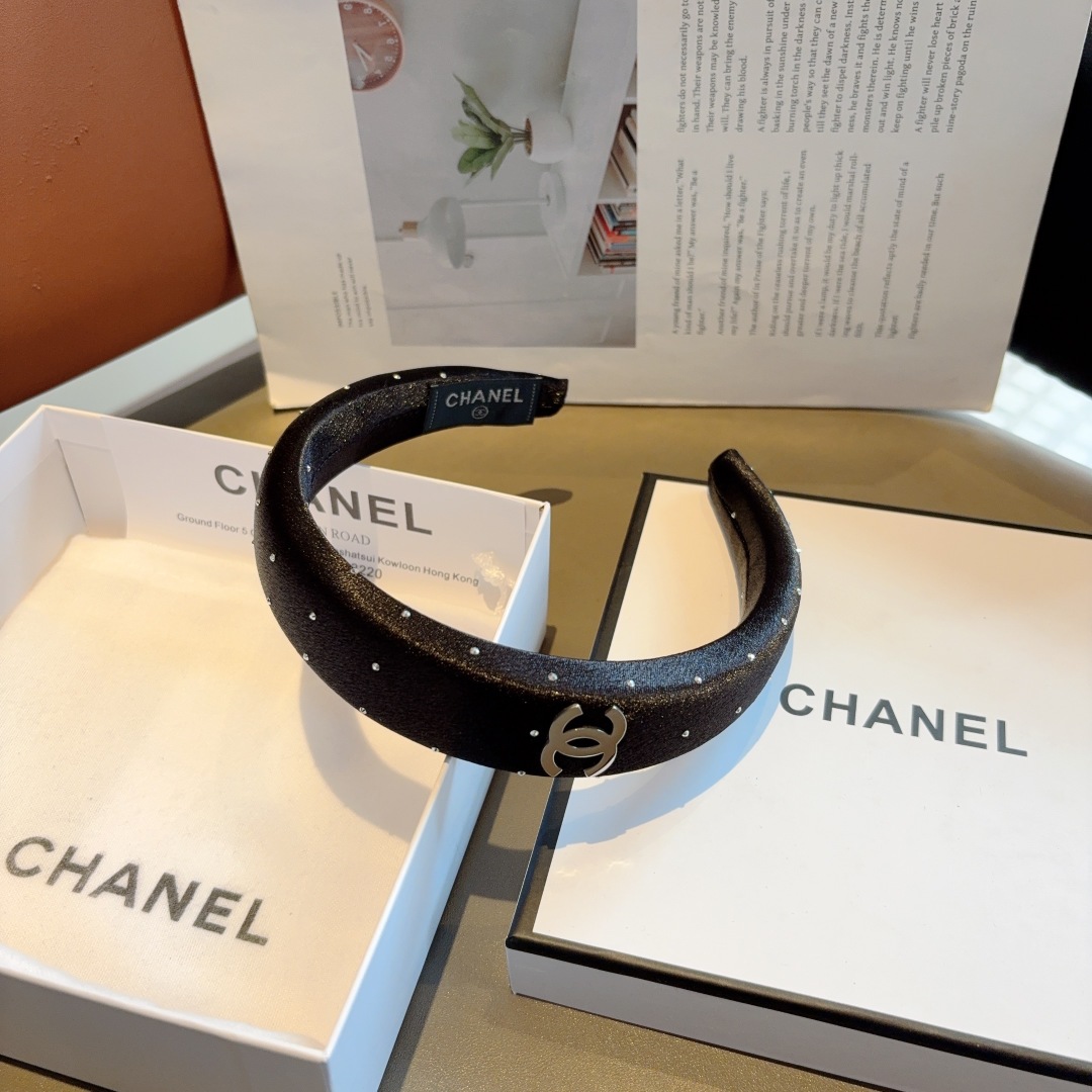 配包装
CHANEL（香奈儿）新款小香发箍，时尚巨显脸型头箍，网红爆款推荐 搭配高端双Ｃlogo ，超精