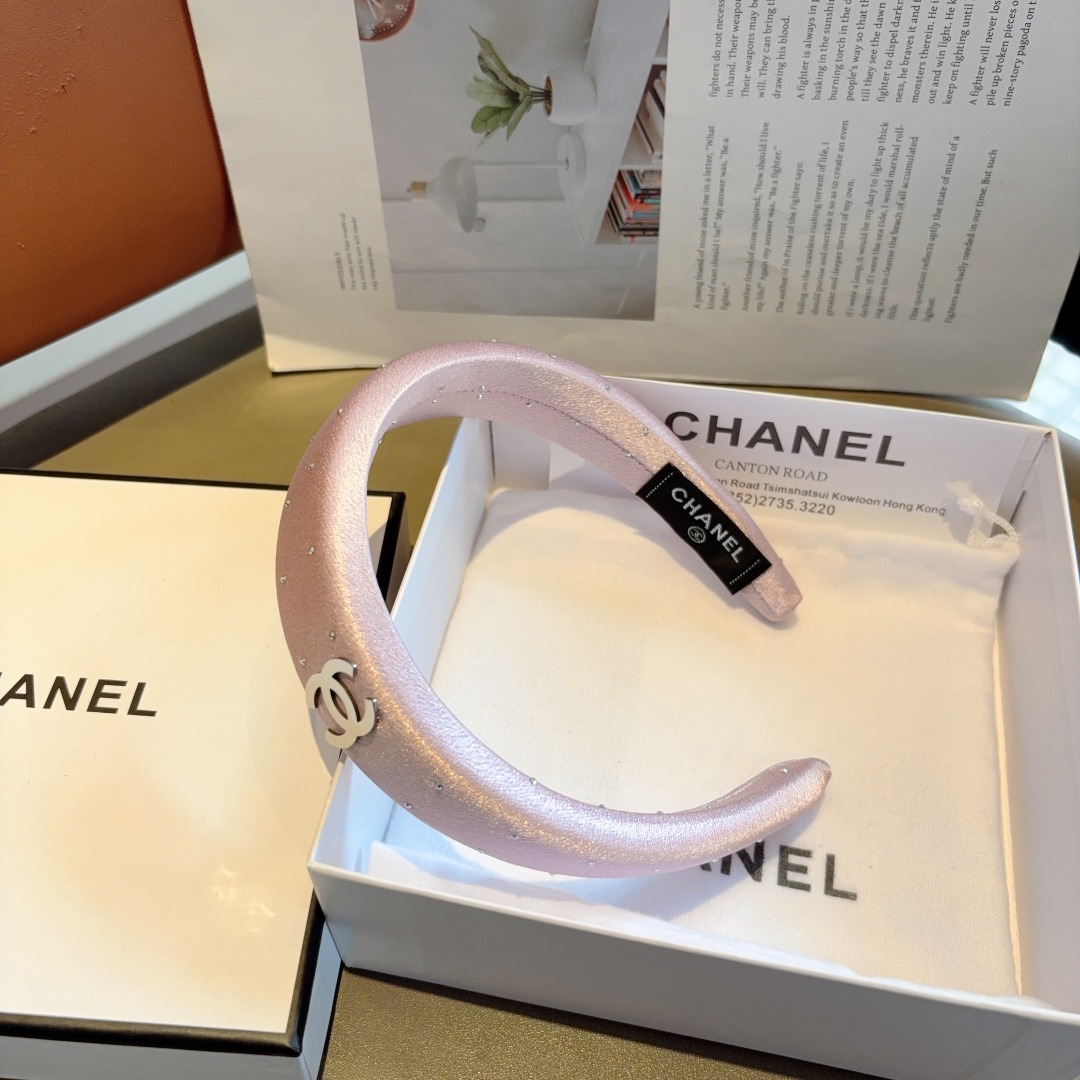配包装
CHANEL（香奈儿）新款小香发箍，时尚巨显脸型头箍，网红爆款推荐 搭配高端双Ｃlogo ，超精