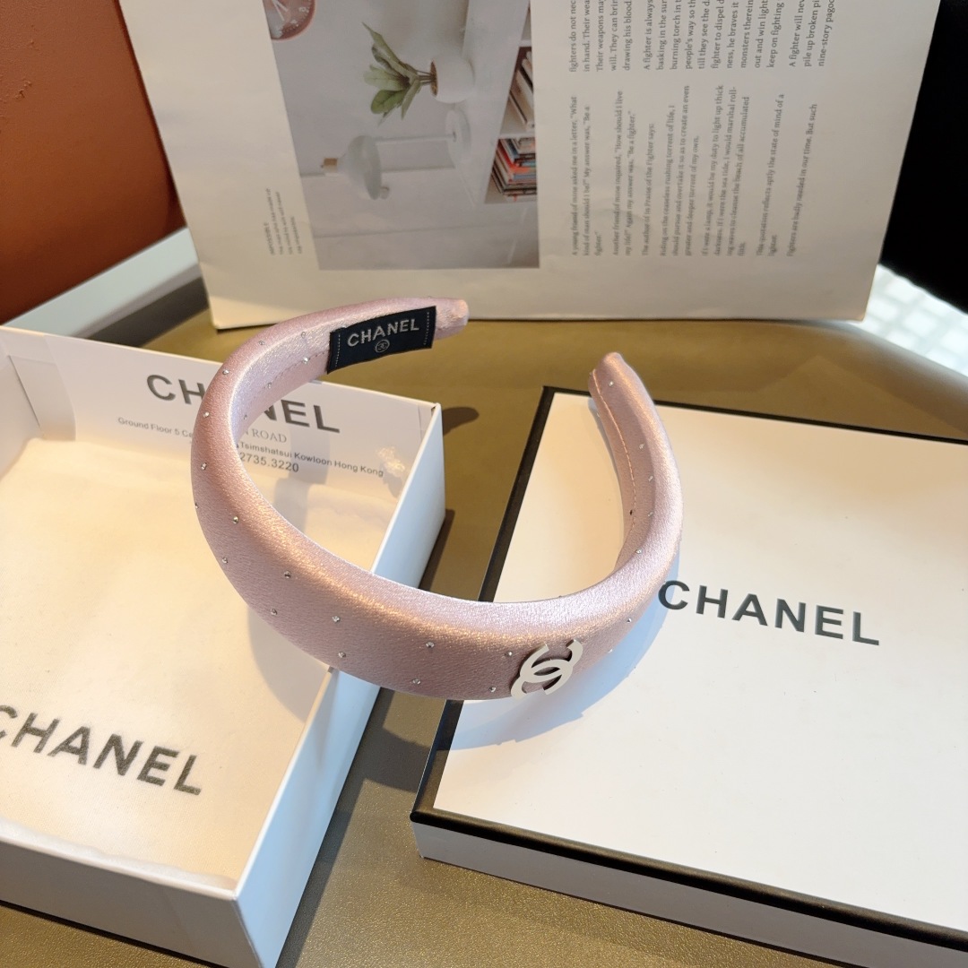 配包装
CHANEL（香奈儿）新款小香发箍，时尚巨显脸型头箍，网红爆款推荐 搭配高端双Ｃlogo ，超精