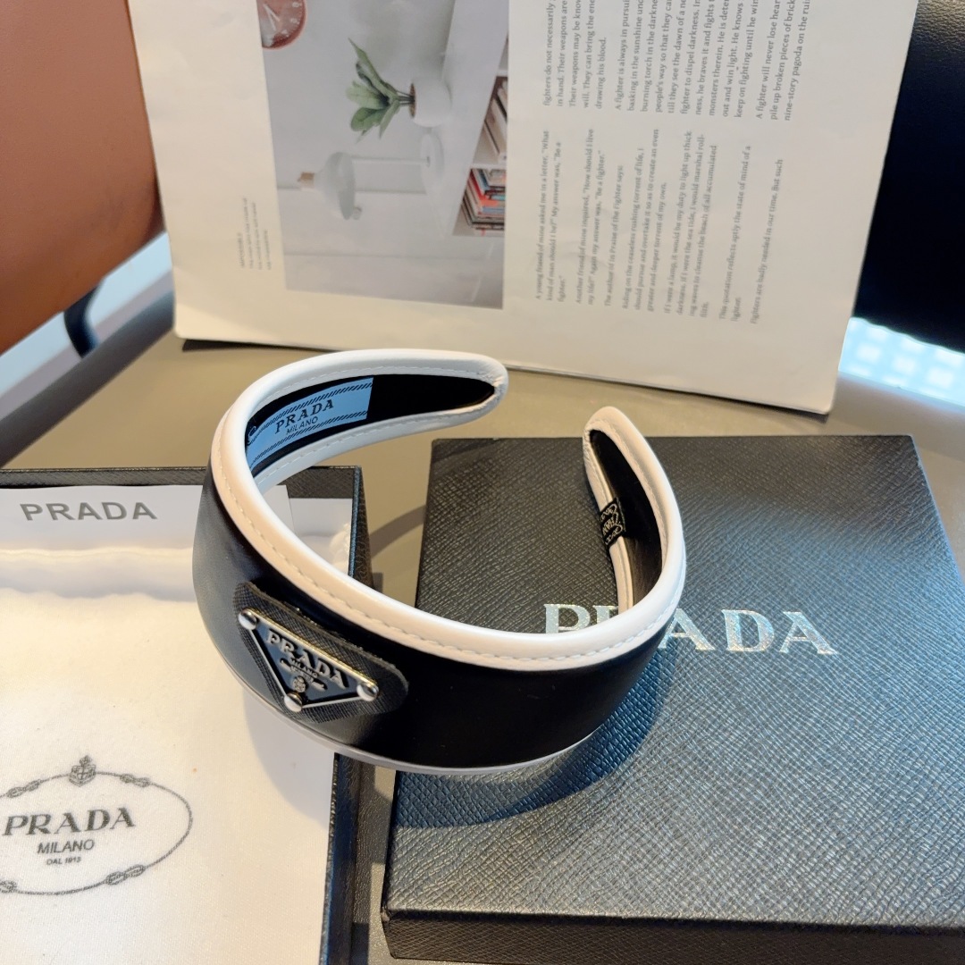 配包装
PRADA （普拉达） 倒三角新款潮流羊皮发箍。气质女神必备单品，非常百搭，时尚潮流， 戴上它满
