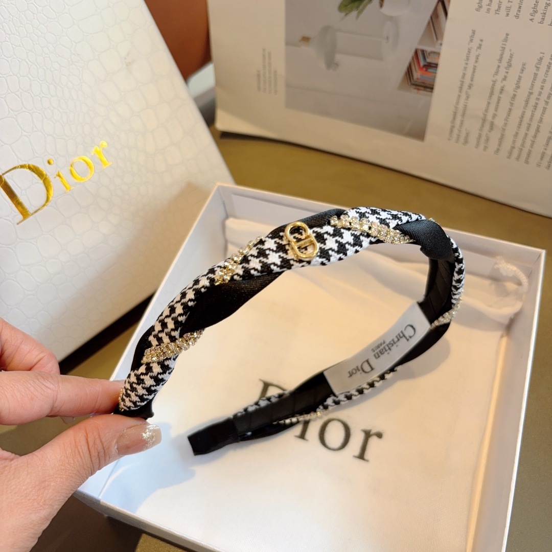 配包装
Dior(迪奥) 千鸟格经典字母发箍,专柜品质 让你的魅力绽放 清新淑女范让时尚更简单。