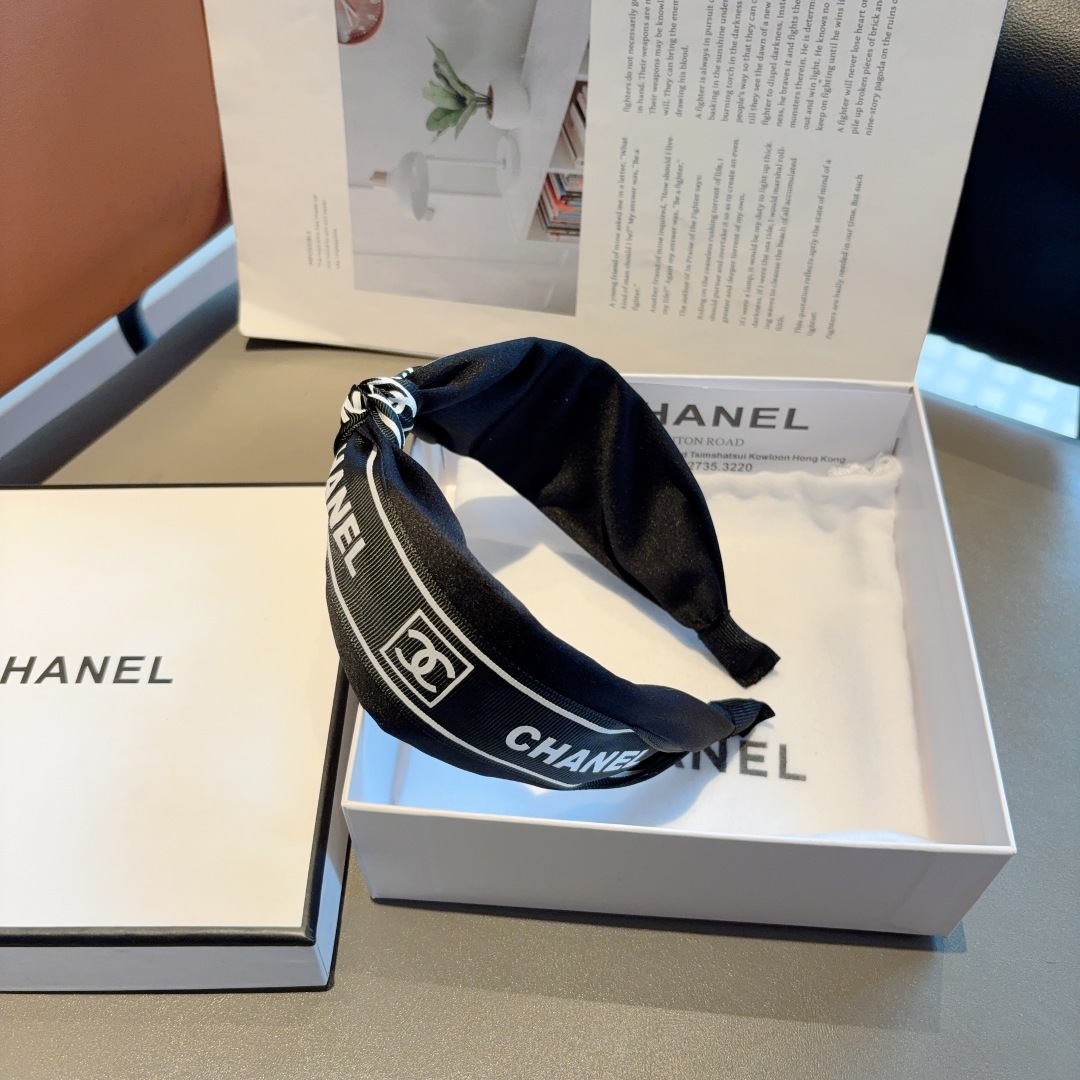 配包装
CHANEL(香奈儿)新款小香发箍,复古头箍,网红爆款推荐 搭配高端材质,超精致,时尚百搭。