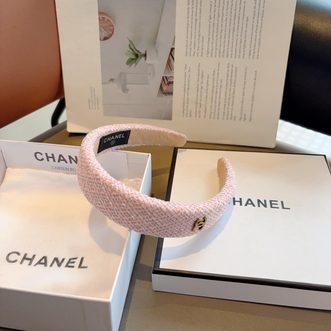 配包装
CHANEL(香奈儿)网红同款小香风发箍,复古头箍,网红爆款推荐 搭配高端材质,超精致,时尚百搭
