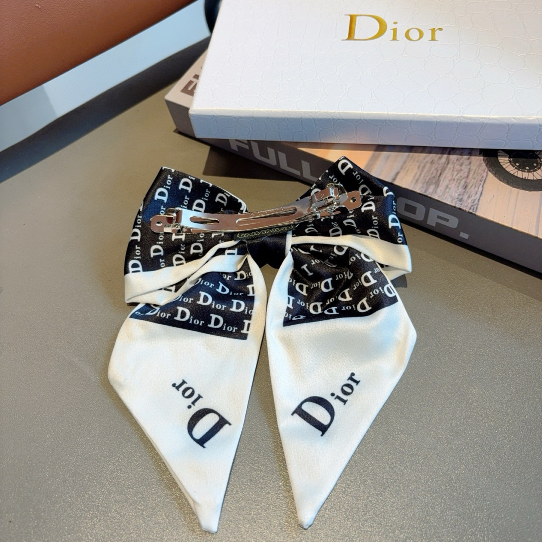 配包装
Dior（迪奥）明星同款蝴蝶结发夹 弹弓夹 网红推荐款♥ 经典蝴蝶结头饰，超级百搭哦！敲黑板推荐