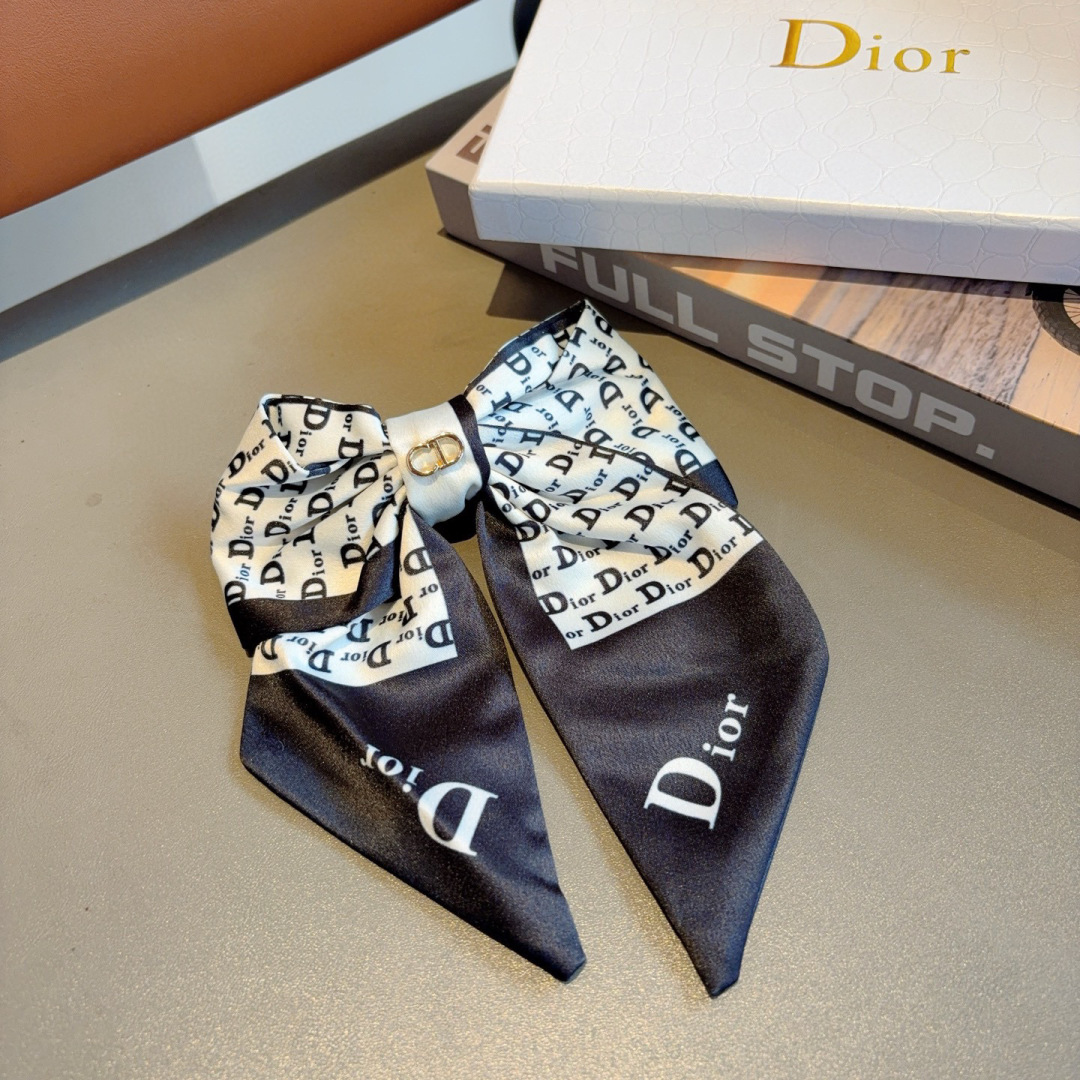 配包装
Dior（迪奥）明星同款蝴蝶结发夹 弹弓夹 网红推荐款♥ 经典蝴蝶结头饰，超级百搭哦！敲黑板推荐