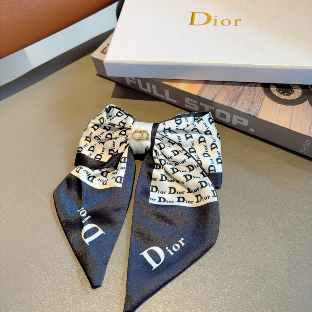 配包装
Dior（迪奥）明星同款蝴蝶结发夹 弹弓夹 网红推荐款♥ 经典蝴蝶结头饰，超级百搭哦！敲黑板推荐