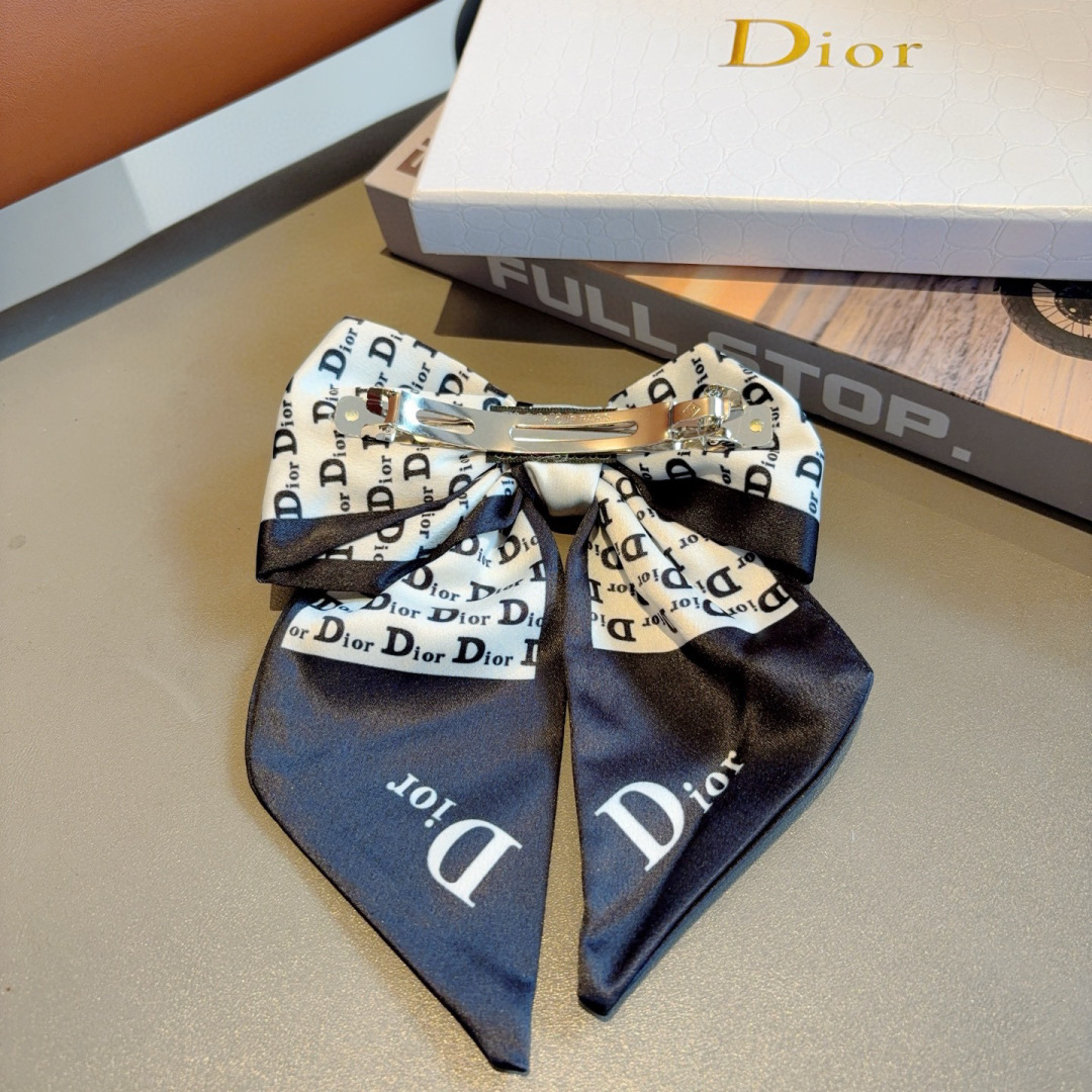 配包装
Dior（迪奥）明星同款蝴蝶结发夹 弹弓夹 网红推荐款♥ 经典蝴蝶结头饰，超级百搭哦！敲黑板推荐