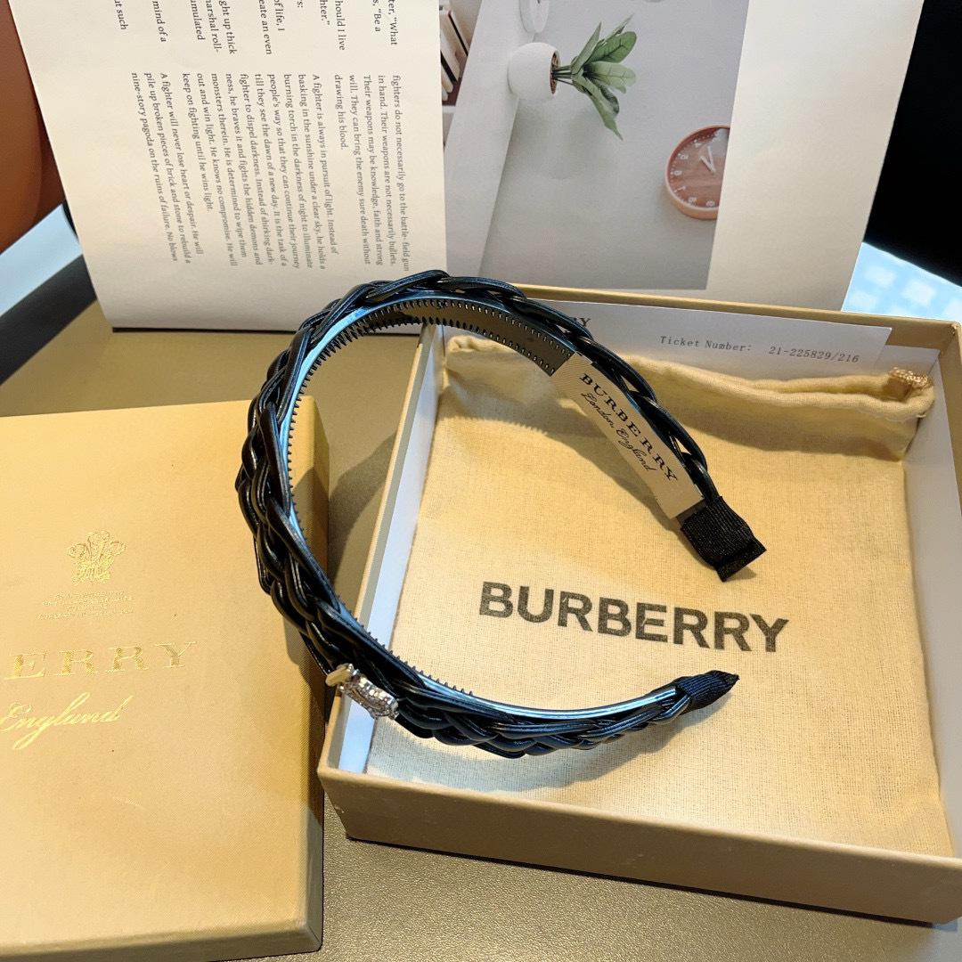 配包装
巴宝莉BURBERRY 新款高版本PU麻花发箍，网红新款头箍🎀细节全部实拍！非常耐看又百搭、适合