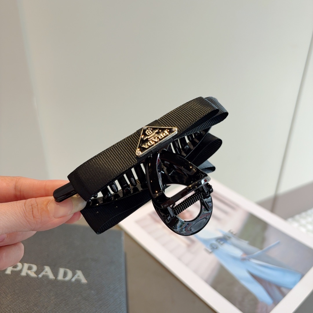 配包装
PRADA （普拉达） 新款潮流抓夹，网红同款 女神必备单品，非常百搭，时尚发夹， 戴上它满满的
