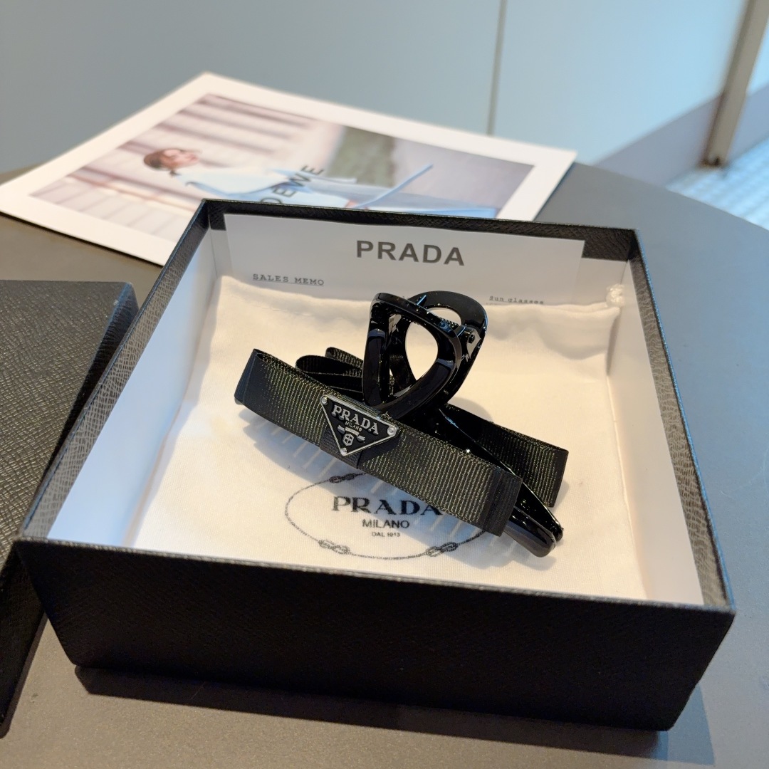 配包装
PRADA （普拉达） 新款潮流抓夹，网红同款 女神必备单品，非常百搭，时尚发夹， 戴上它满满的