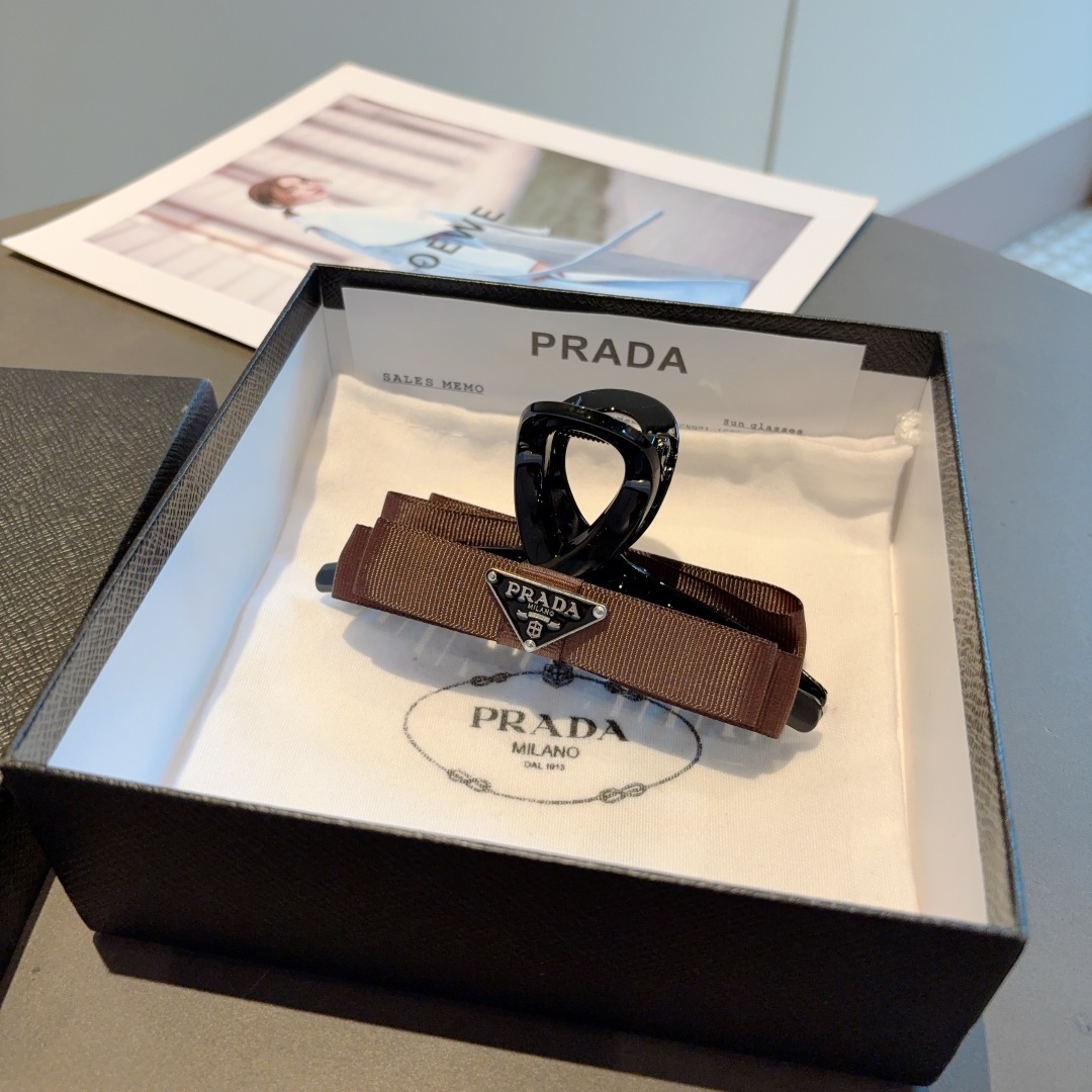 配包装
PRADA （普拉达） 新款潮流抓夹，网红同款 女神必备单品，非常百搭，时尚发夹， 戴上它满满的