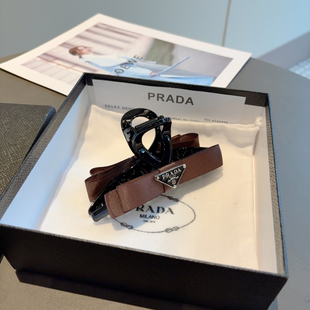 配包装
PRADA （普拉达） 新款潮流抓夹，网红同款 女神必备单品，非常百搭，时尚发夹， 戴上它满满的