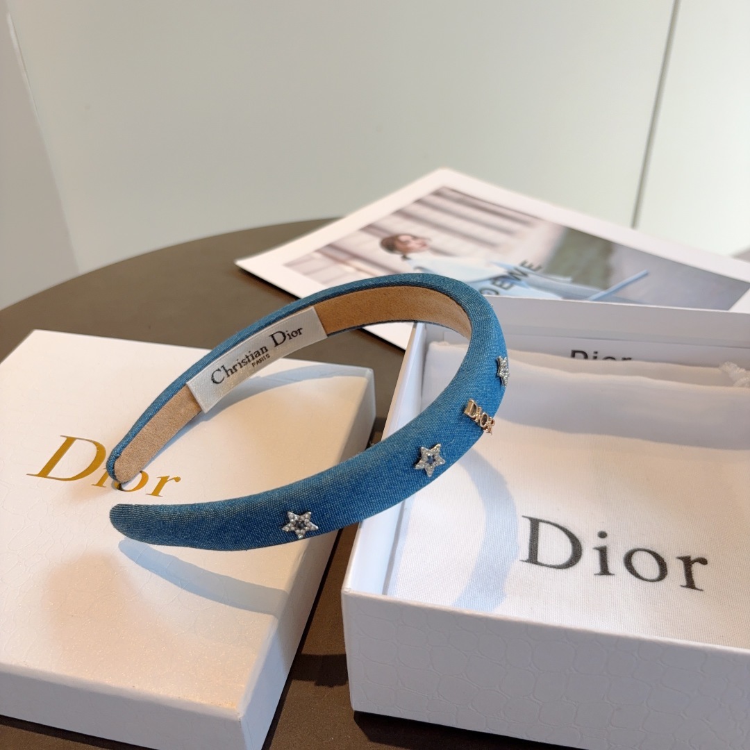 配包装
Dior(迪奥)新款牛仔布发箍,专柜原单货,让你的魅力绽放 清新淑女范让时尚更简单。