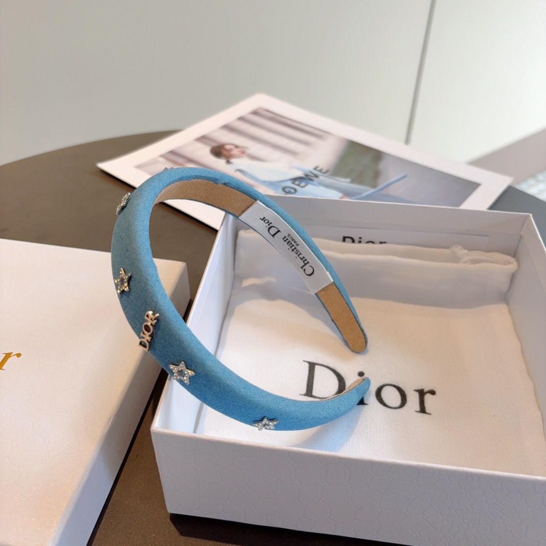 配包装
Dior（迪奥）新款牛仔布发箍,专柜原单货，让你的魅力绽放 清新淑女范让时尚更简单。