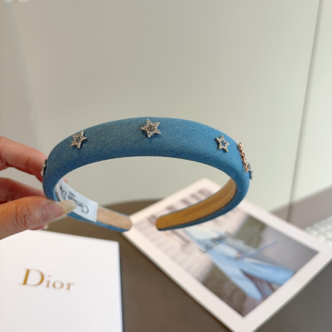 配包装
Dior（迪奥）新款牛仔布发箍,专柜原单货，让你的魅力绽放 清新淑女范让时尚更简单。