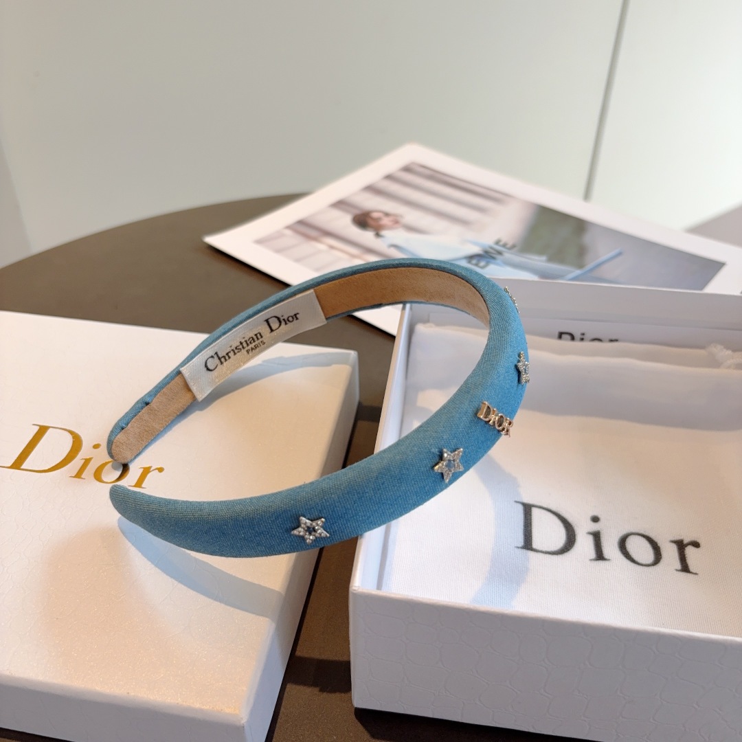 配包装
Dior（迪奥）新款牛仔布发箍,专柜原单货，让你的魅力绽放 清新淑女范让时尚更简单。