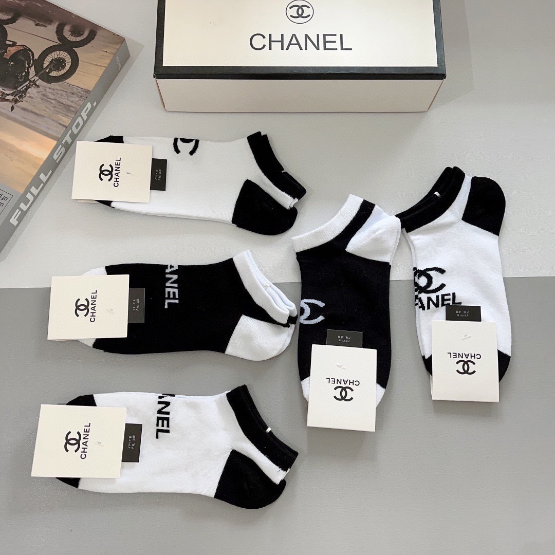 配包装（一盒5双）
CHANEL 香奈儿经典袜子❗️高版本纯棉材质柔软，秒杀市场普通货，经典的双C图案l