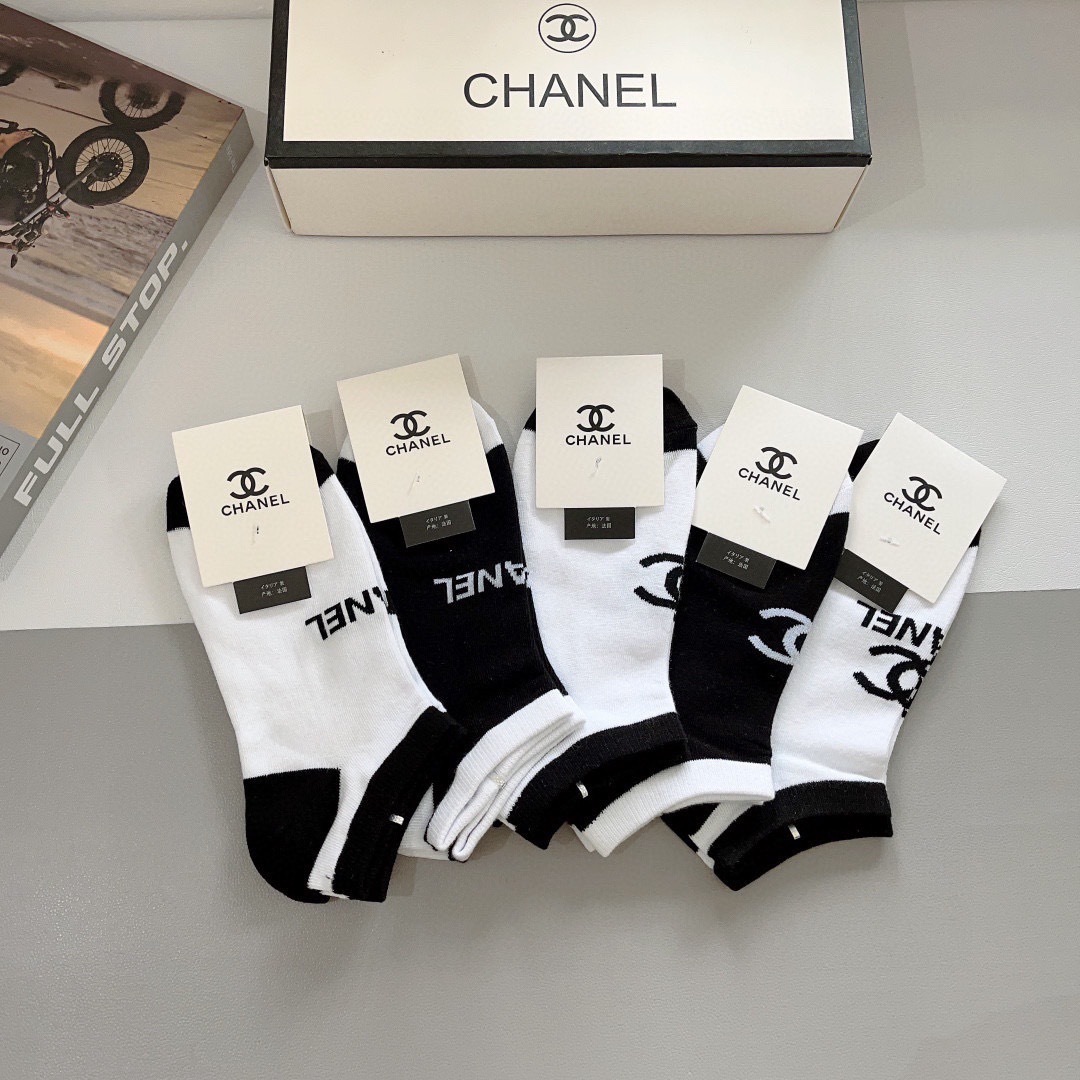 配包装（一盒5双）
CHANEL 香奈儿经典袜子❗️高版本纯棉材质柔软，秒杀市场普通货，经典的双C图案l