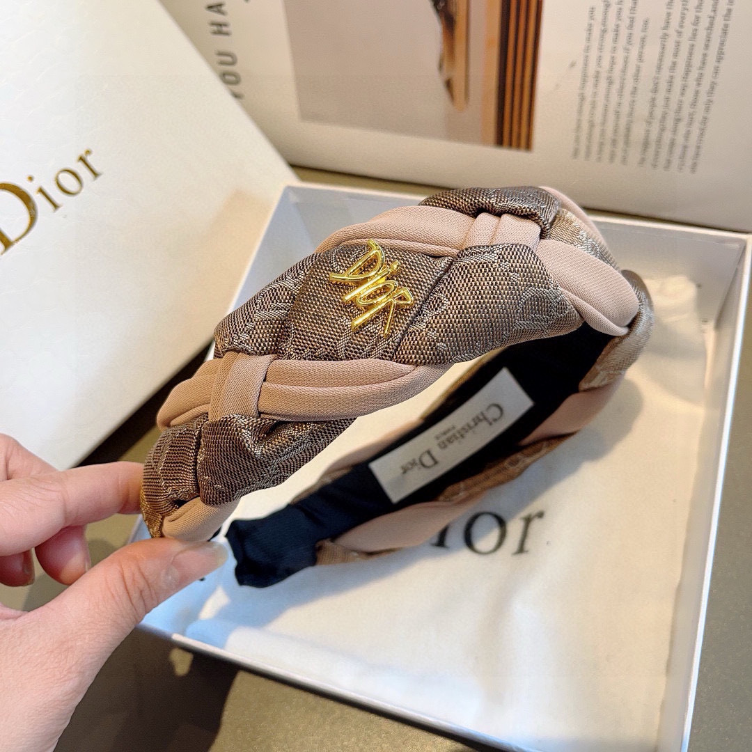 配包装
Dior（迪奥） 新款宽边高级感大牌发箍, 网红爆款带齿防滑头箍、让你的魅力绽放 清新淑女范让时
