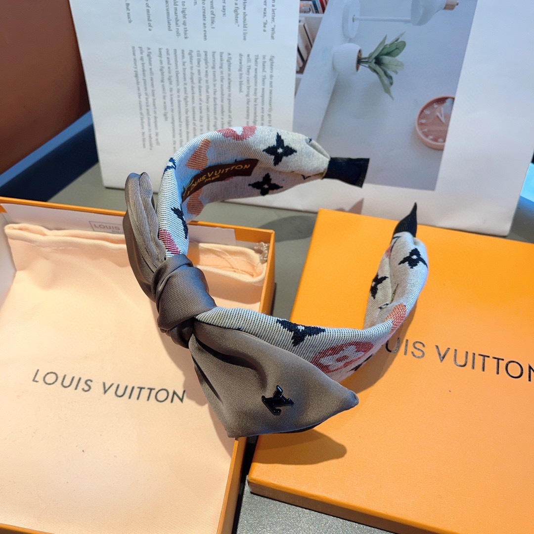 配包装
LV 路易威登 火爆新款蝴蝶结宽版发箍，时尚头箍，专柜最最新款来袭💕时尚百搭，女神必入  ！