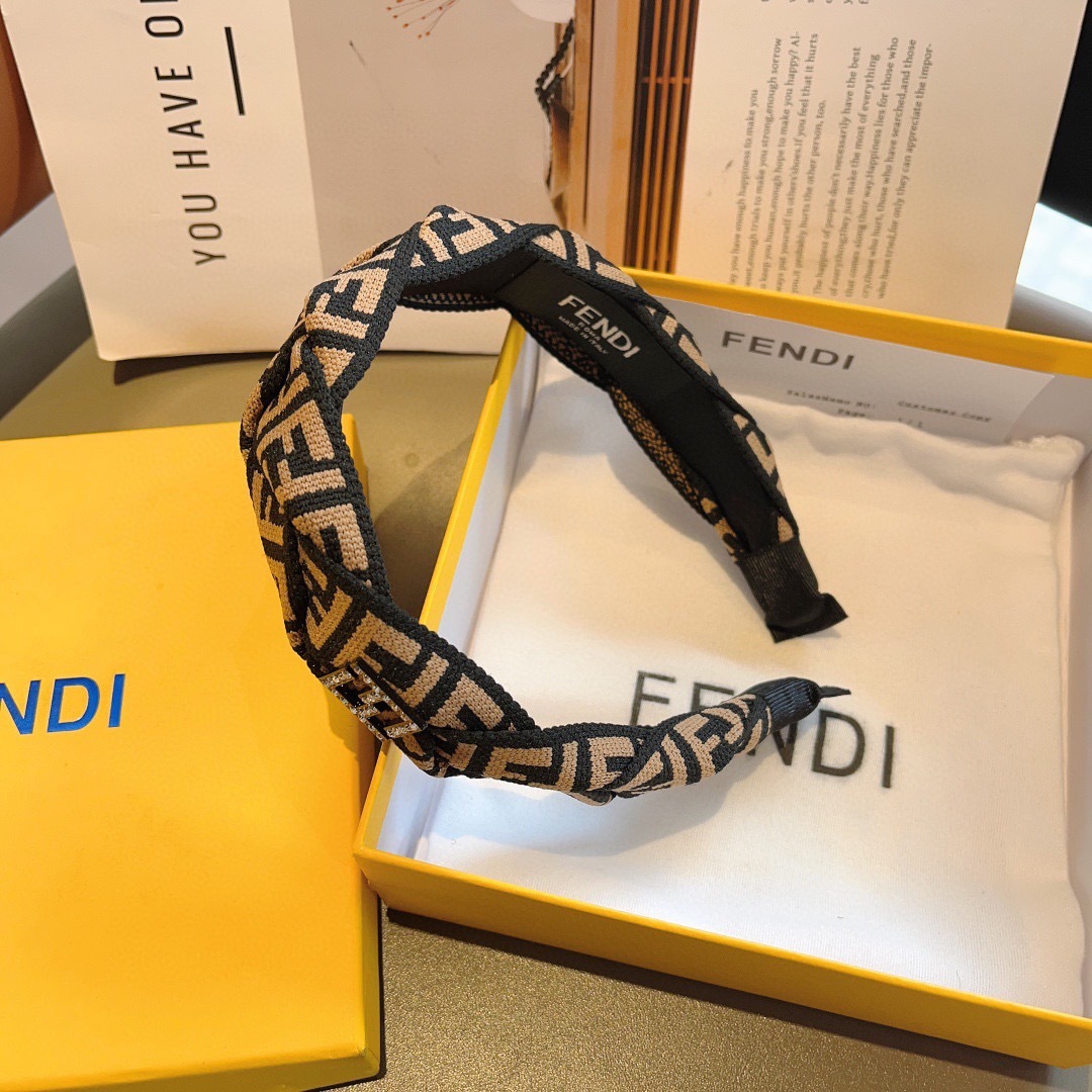 配包装
FENDI 芬迪 火爆新款发箍，宽版原单货， 简约百搭，潮女必备品，超级的高大上！