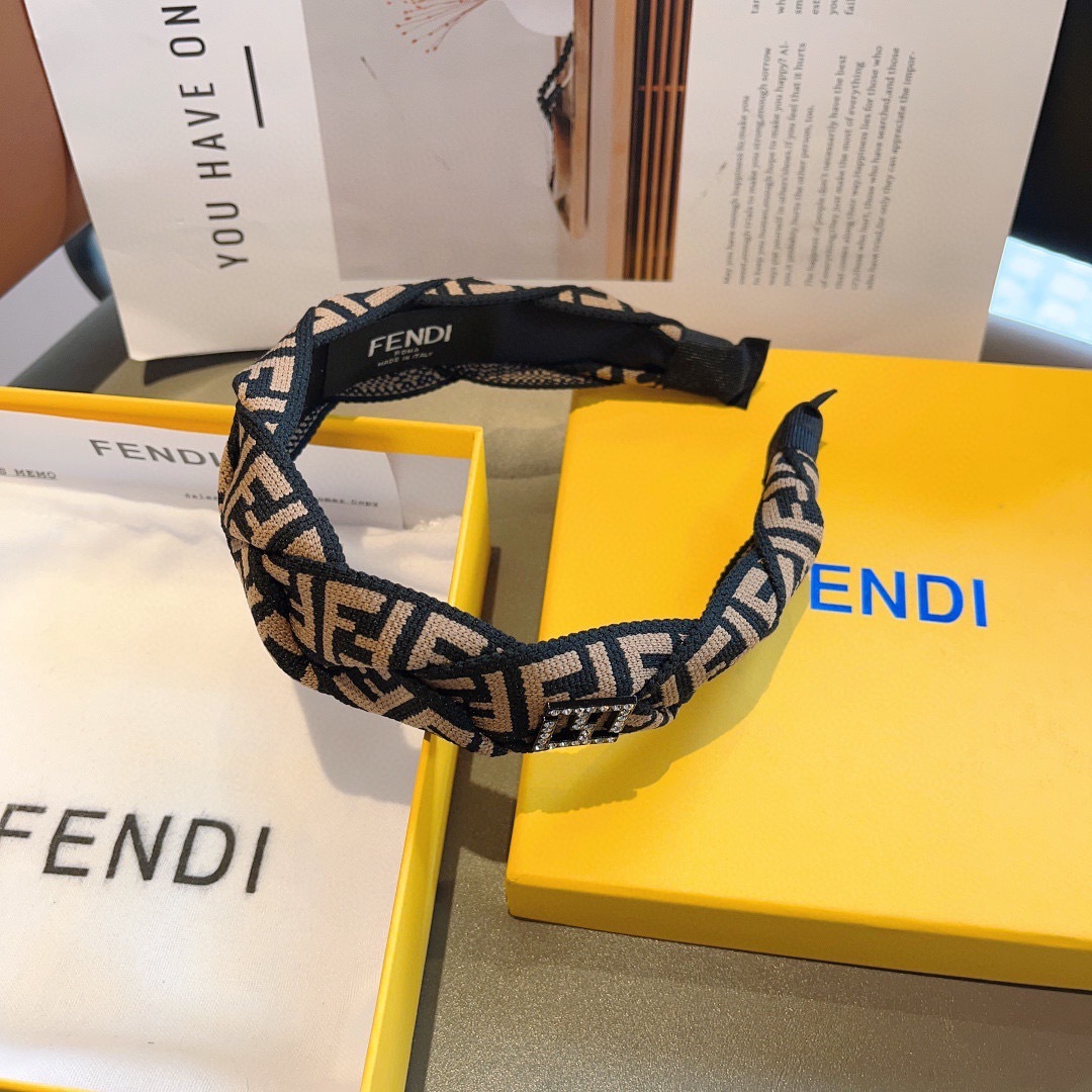 配包装
FENDI 芬迪 火爆新款发箍，宽版原单货， 简约百搭，潮女必备品，超级的高大上！