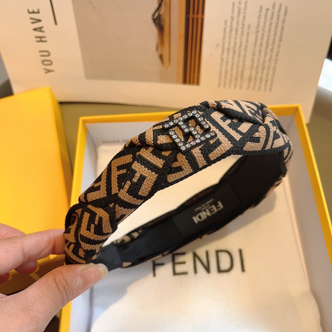 配包装
FENDI 芬迪 火爆新款发箍，宽版原单货， 简约百搭，潮女必备品，超级的高大上！