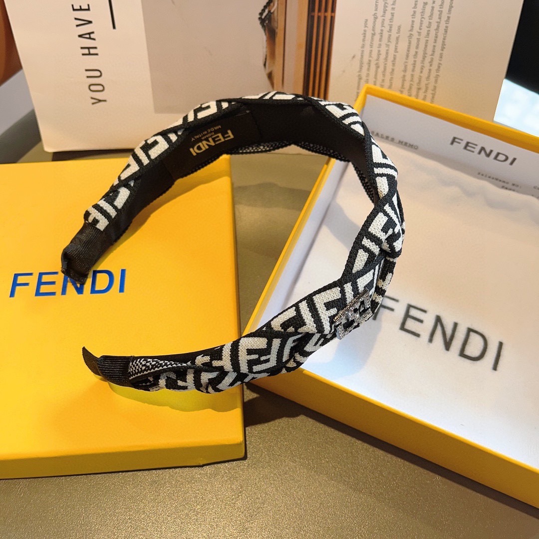 配包装
FENDI 芬迪 火爆新款发箍，宽版原单货， 简约百搭，潮女必备品，超级的高大上！
