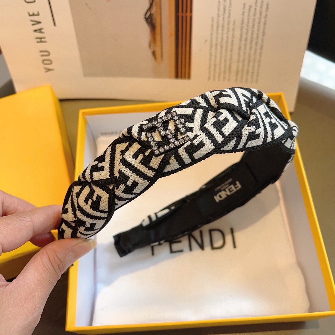 配包装
FENDI 芬迪 火爆新款发箍，宽版原单货， 简约百搭，潮女必备品，超级的高大上！