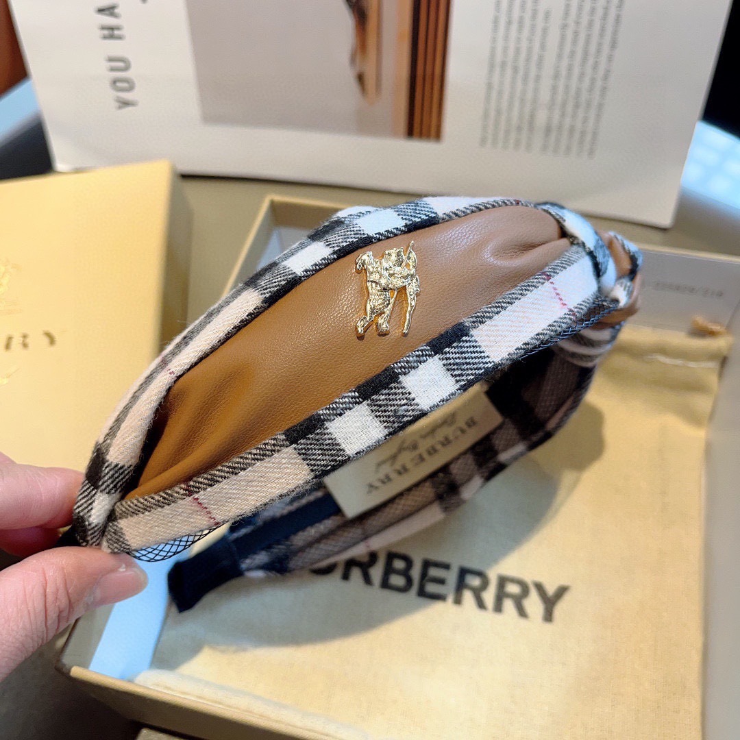 配包装
巴宝莉BURBERRY 新款拼皮发箍，客供面料 🎀细节全部实拍！非常耐看又百搭、百搭款适合各种场