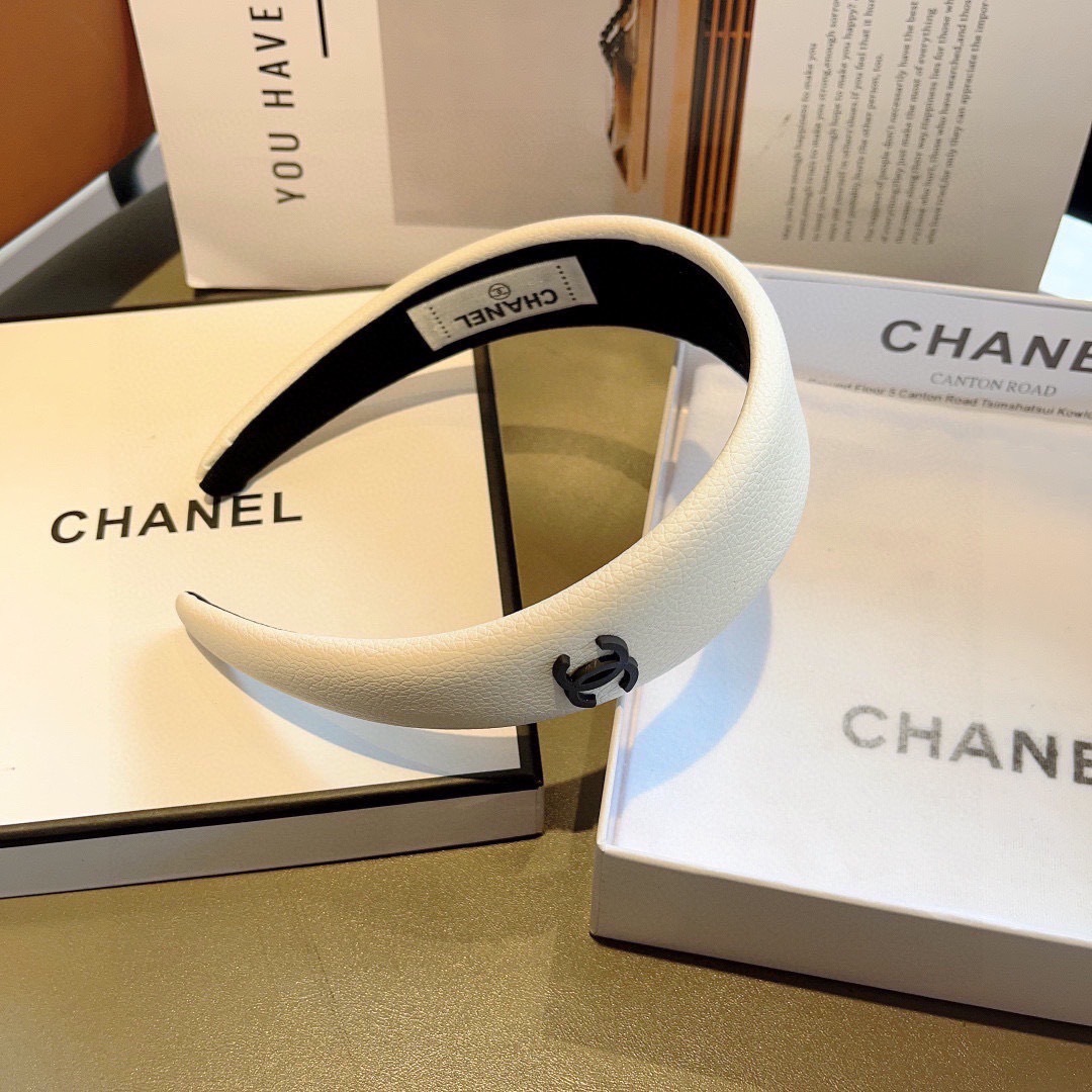 配包装
CHANEL（香奈儿）最新款荔枝纹皮小香发箍，复古头箍，网红爆款推荐 搭配高端材质，超精致，时尚