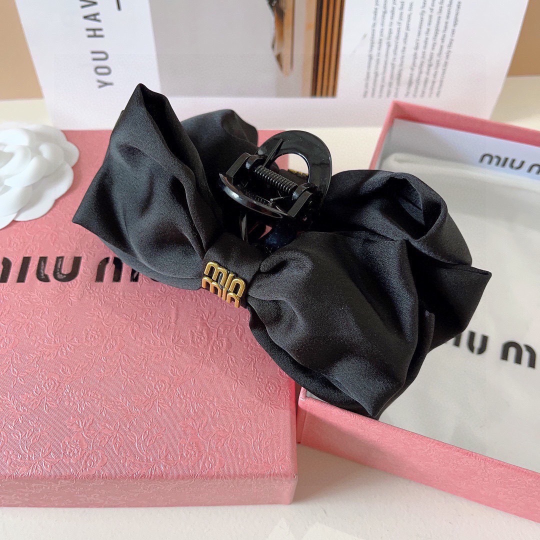 配包装
MIUMIU（缪缪）新款公主头饰蝴蝶结抓夹，高级感字母简约复古发夹原单货，简约百搭，潮女必备品，