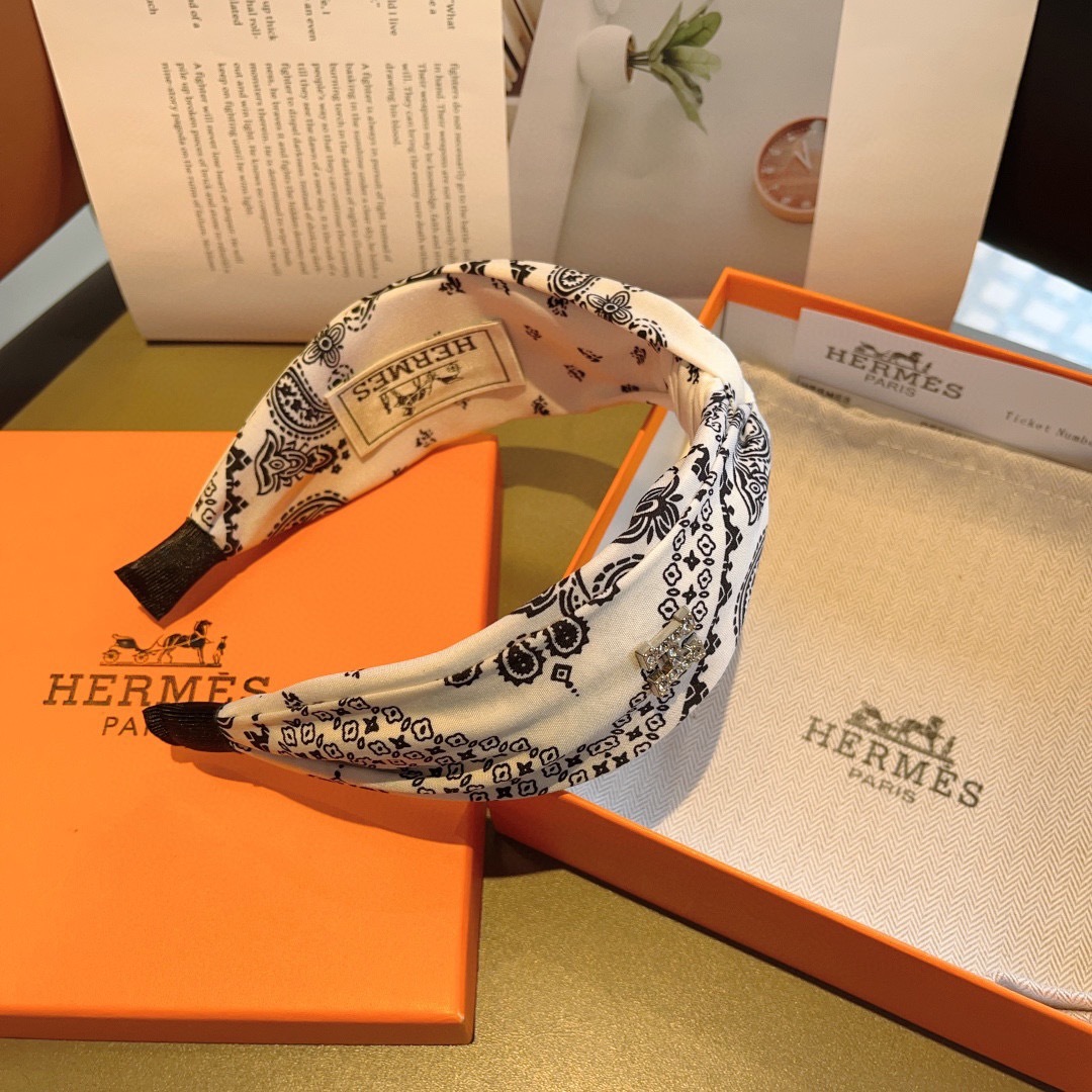 配包装
Hermes（爱马仕）  火爆定制款宽版发箍，网红同款头箍  进口真丝面料， 出口订单、细节全部