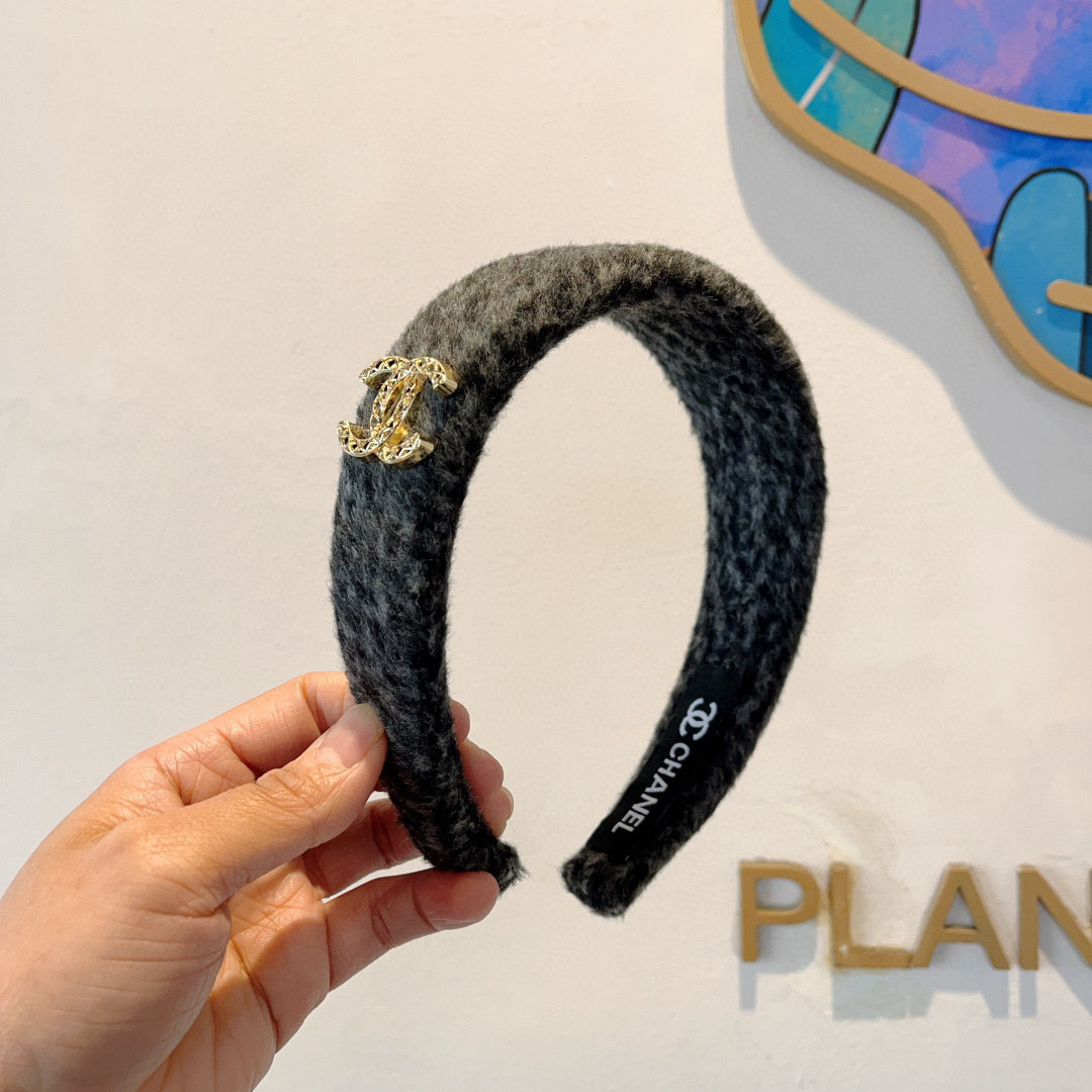 配包装
CHANEL（香奈儿）秋冬新款精美毛呢宽边发箍，复古网红爆款头箍 搭配高端材质，超精致，时尚高级