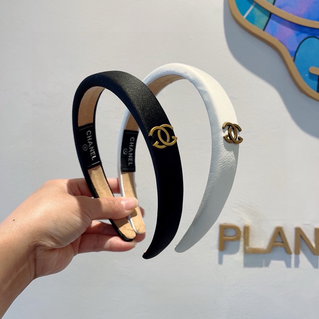 配包装
CHANEL（香奈儿）最新款小香缎面发箍，新品巨显脸小头箍，网红爆款推荐 搭配高端双Ｃlogo 