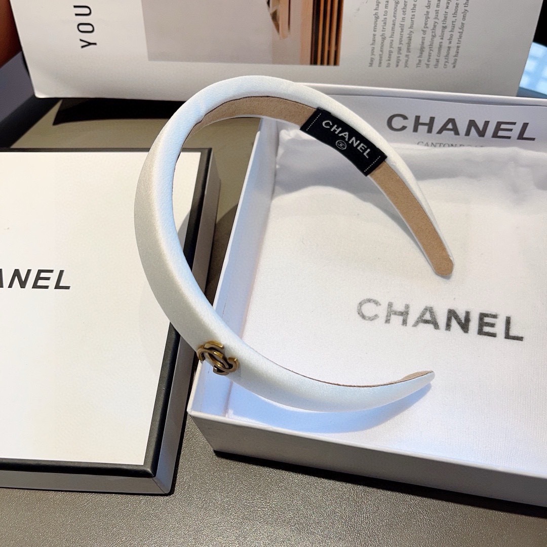 配包装
CHANEL（香奈儿）最新款小香缎面发箍，新品巨显脸小头箍，网红爆款推荐 搭配高端双Ｃlogo 