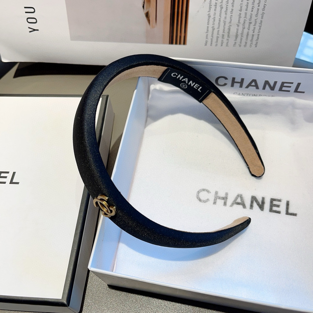 配包装
CHANEL（香奈儿）最新款小香缎面发箍，新品巨显脸小头箍，网红爆款推荐 搭配高端双Ｃlogo 