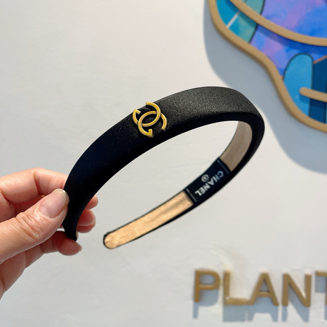 配包装
CHANEL（香奈儿）最新款小香缎面发箍，新品巨显脸小头箍，网红爆款推荐 搭配高端双Ｃlogo 