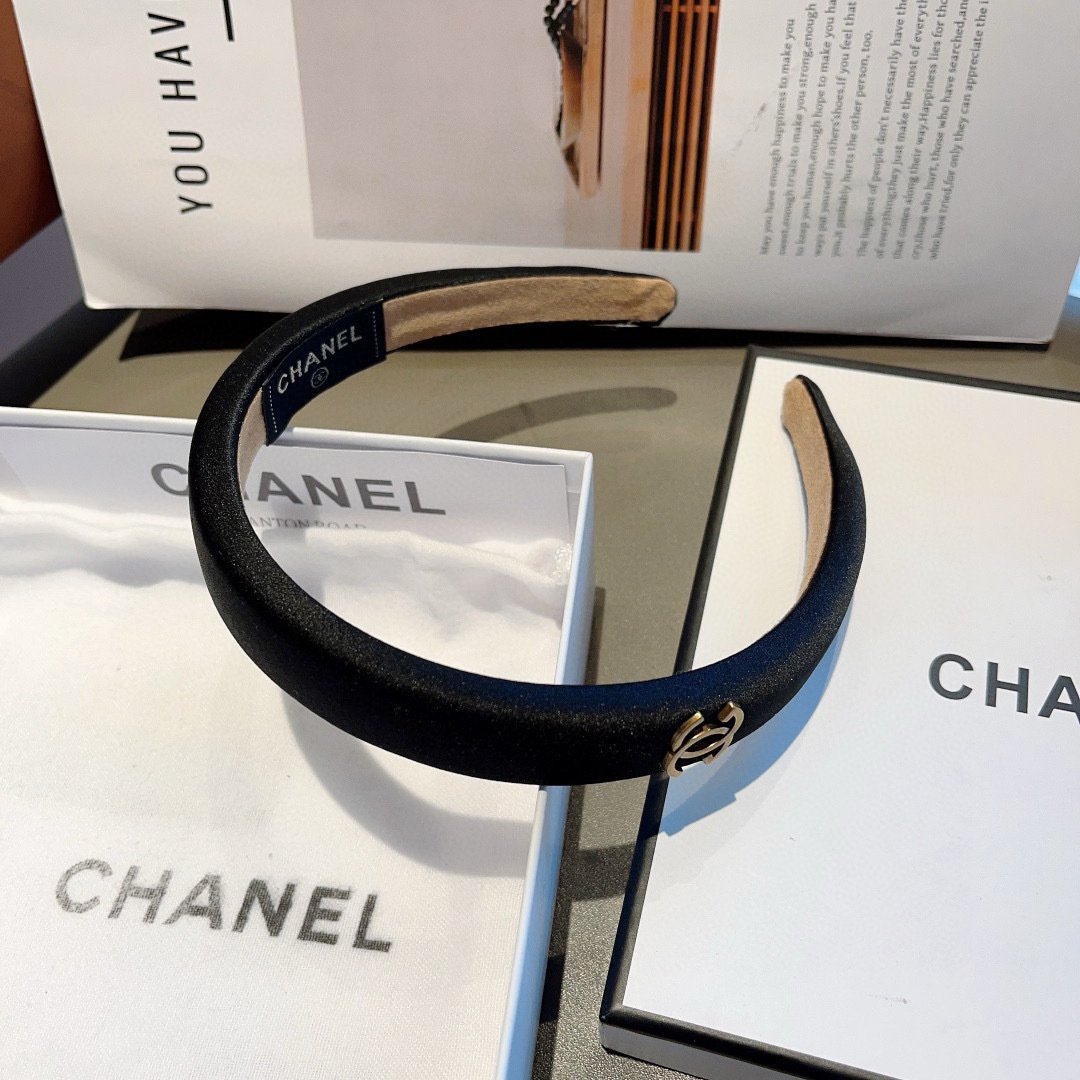 配包装
CHANEL（香奈儿）最新款小香缎面发箍，新品巨显脸小头箍，网红爆款推荐 搭配高端双Ｃlogo 