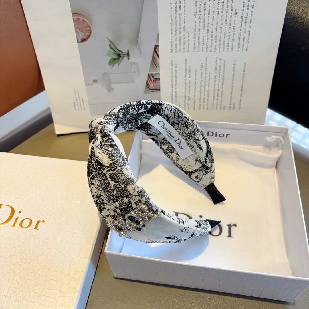 配包装
Dior(迪奥) 火爆新款D字母真丝宽版发箍,专柜品质 让你的魅力绽放 清新淑女范让时尚更简单。