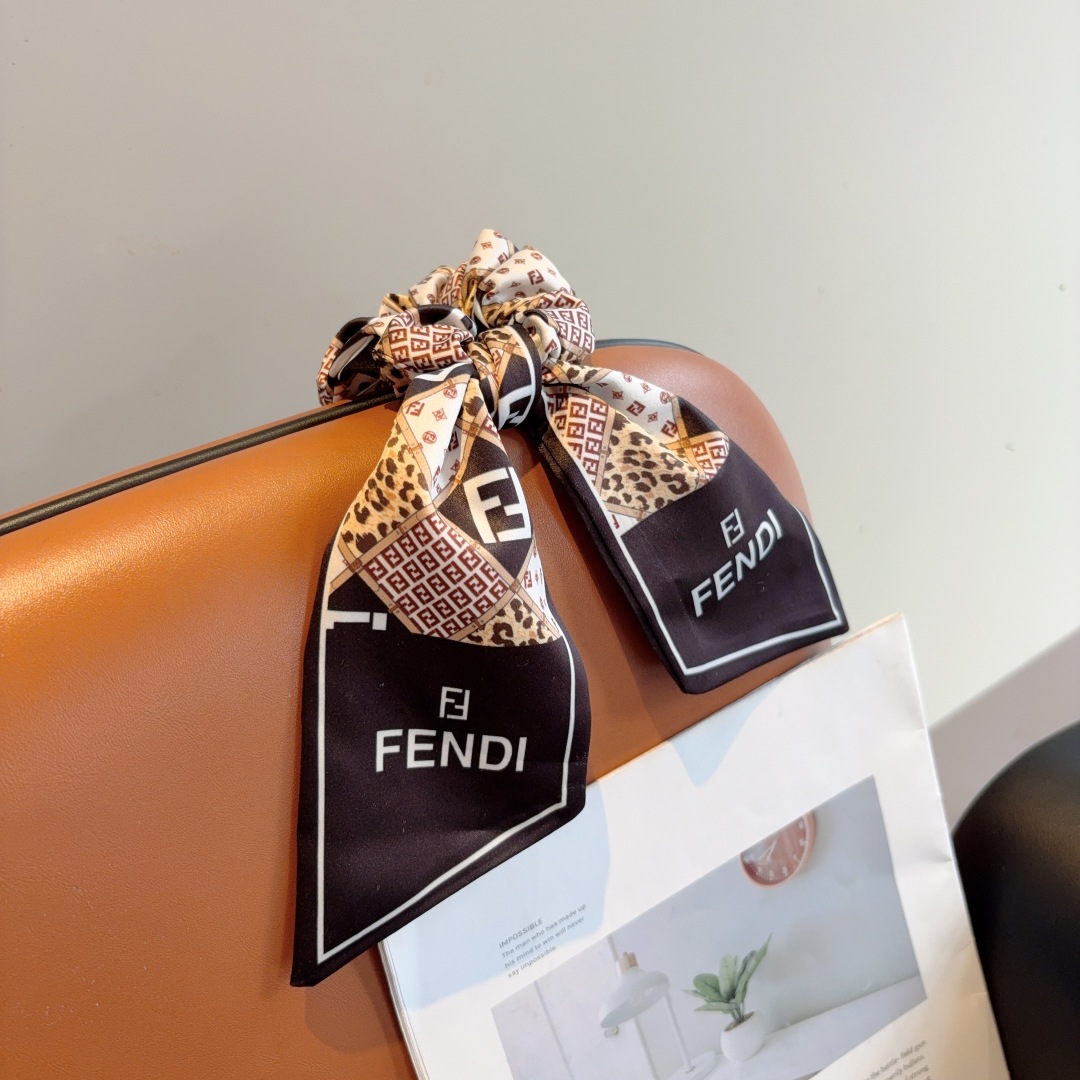 配包装
FENDI （芬迪）新款飘带马尾发圈 蝴蝶结肠圈，高档韩版皮筋，经典花型设计， 高端大气，名媛范