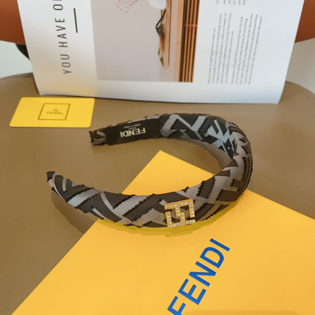 配包装
FENDI 芬迪 火爆新款发箍，细版原单货， 简约百搭，潮女必备品，超级的高大上！