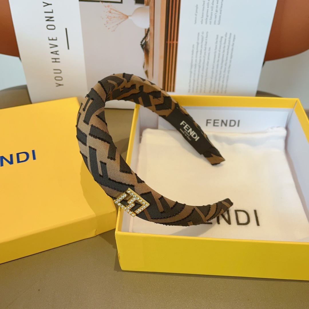 配包装
FENDI 芬迪 火爆新款发箍，细版原单货， 简约百搭，潮女必备品，超级的高大上！