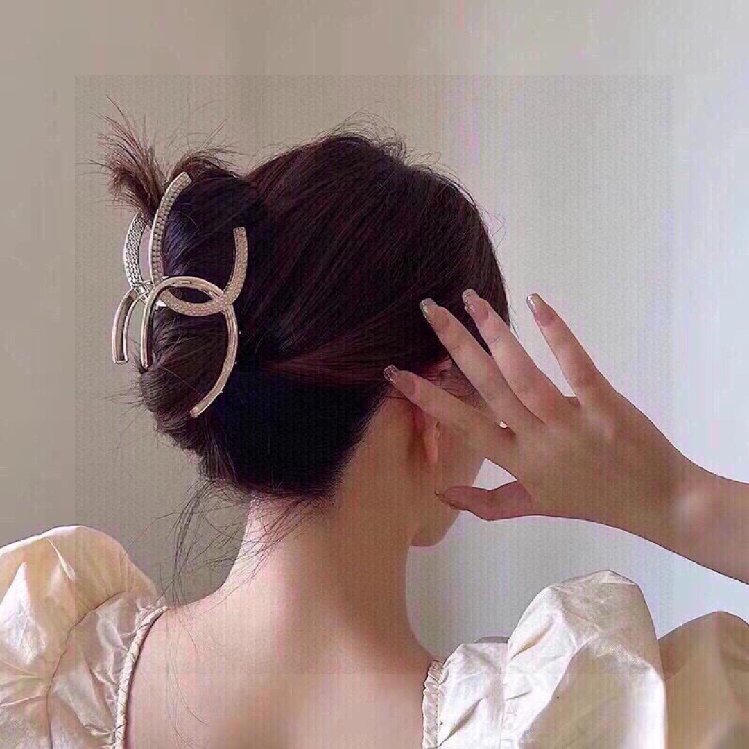 配包装
CHANEL香奈儿镶钻珍珠轻奢简约抓夹,网红时尚潮流,女神必备单品,超级精致哦!名媛范儿。