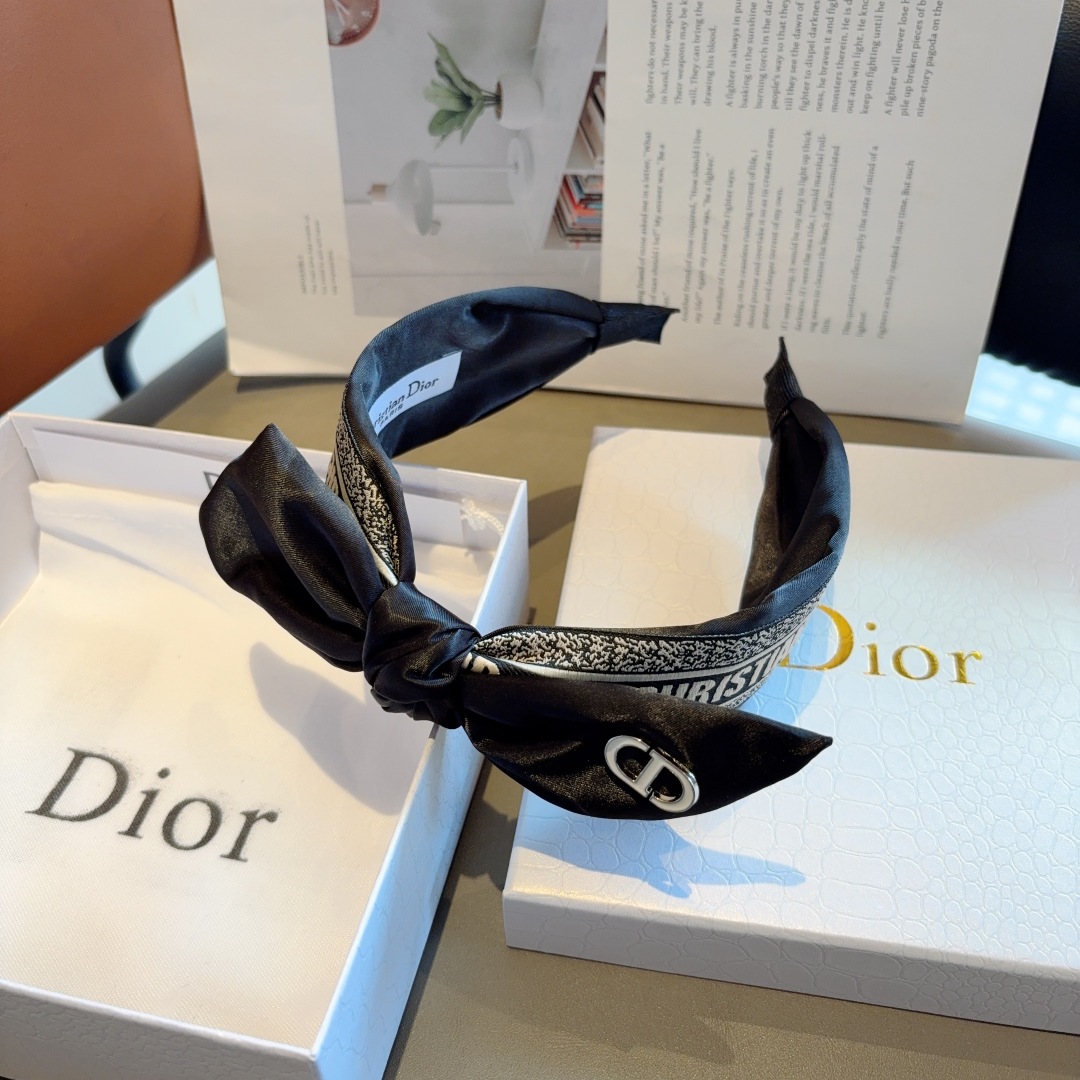 配包装
Dior（迪奥） 火爆新款蝴蝶结发箍,专柜原单货，让你的魅力绽放 清新淑女范让时尚更简单。